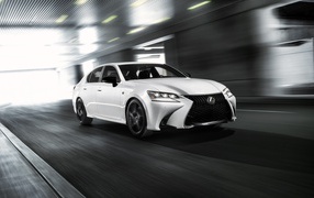 Белый автомобиль Lexus GS 350 F, 2020 года на трассе 