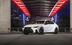 Белый автомобиль  Lexus IS 350 F SPORT, 2021 года под мостом