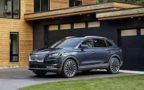 Автомобиль  Lincoln Nautilus 2021 года у гаража