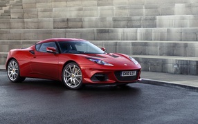 Быстрый красный автомобиль Lotus Evora GT410 2020 года у ступенек 