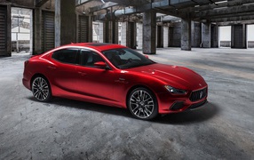 Красный автомобиль Maserati Ghibli Trofeo 2020 года на парковке 