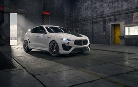 Автомобиль  Maserati Levante S Q4 GranSport Esteso V2 2020 года в ангаре