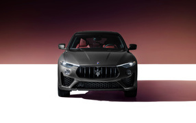 Автомобиль Maserati Levante S Q4 GranSport 2021 года вид спереди