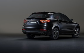 Черный  Maserati Levante S Q4, 2020 года вид сзади