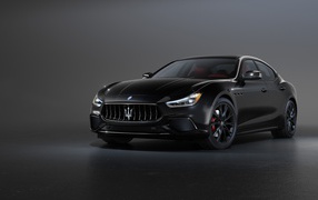 Черный автомобиль Maserati Ghibli S Q4, 2020 года на сером фоне