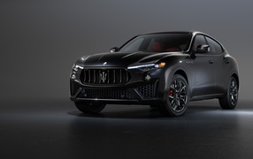 Черный автомобиль  Maserati Levante S Q4, 2020 года на сером фоне