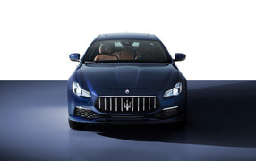 Синий автомобиль Maserati Quattroporte S Q4 GranLusso 2021 года на белом фоне
