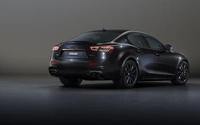 Автомобиль  Maserati Ghibli S Q4 GranSport Edizione Ribelle, 2020 года вид сзади