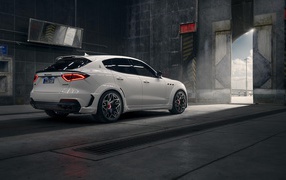Белый автомобиль  Maserati Levante S Q4 GranSport Esteso V2 2020 года в ангаре 