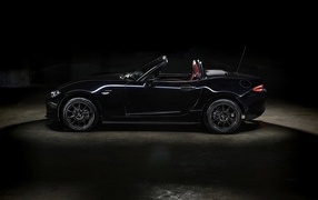 Черный автомобиль Mazda MX-5 Eunos Edition 2020 года 
