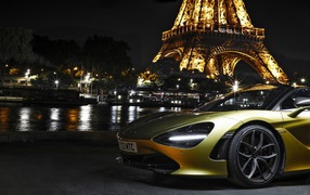 Автомобиль McLaren 720S Spider, 2019 года у Эйфелевой башни 