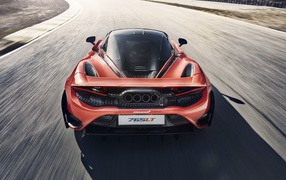 Автомобиль McLaren 765LT 2020 года вид сзади