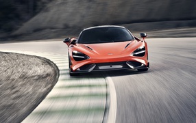 Спортивный автомобиль McLaren 765LT 2020 года на трассе 