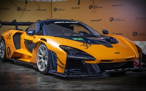 Оранжевый спортивный автомобиль McLaren GTR 2020 года 