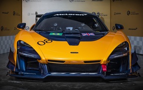 Спортивный автомобиль McLaren GTR 2020 года