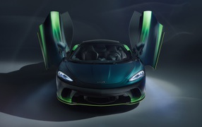 Автомобиль McLaren GT Verdant Theme By MSO 2020 года с открытыми дверями