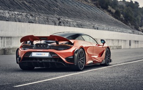 Красный спортивный автомобиль McLaren 765LT 2020 года 