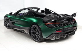 Зеленый автомобиль McLaren 720S Spider Fury 2020 года вид сзади