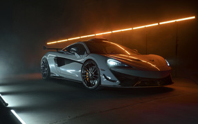 Серебристый спортивный автомобиль McLaren 620R 2021 года
