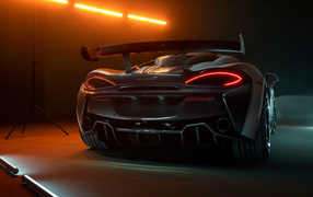 Автомобиль McLaren 620R 2021 года вид сзади