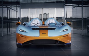 Спортивный автомобиль McLaren Elva Gulf Theme By MSO 2021 года
