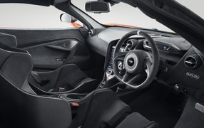 Черный салон автомобиля McLaren 765LT 2020 года 