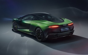 Быстрый зеленый автомобиль McLaren GT Verdant, 2020 года на сером фоне