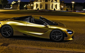 Золотистый спортивный автомобиль McLaren 720S, 2019 года на улице города