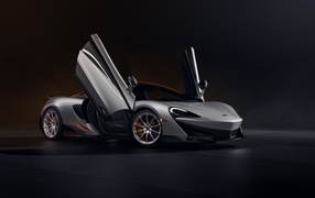 Серебристый спортивный автомобиль McLaren 600LT CGI с открытыми дверями