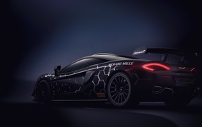 Автомобиль McLaren 620R года вид сзади