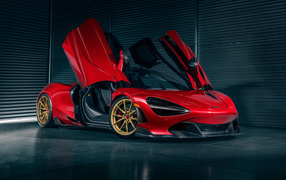 Автомобиль McLaren 720S на фоне серой стены