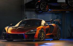 Оранжевый спортивный автомобиль McLaren MSO Senna в гараже