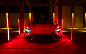 Красный McLaren 765LT, 2021 года в свете неоновых фонарей