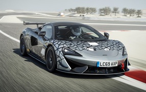 Спортивный автомобиль McLaren 620R на трассе