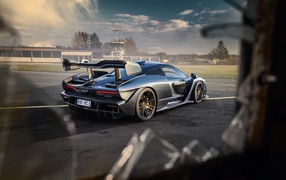 Вид из разбитого окна на автомобиль Novitec McLaren Senna 2020 года