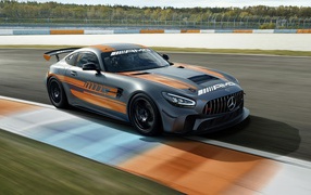 Автомобиль Mercedes-AMG GT4 2020 года на гоночной трассе
