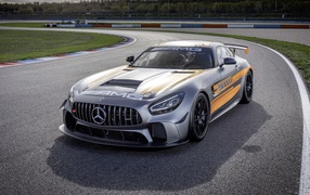 Гоночный автомобиль Mercedes-AMG GT4 2020 года на трассе 
