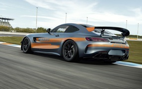Гоночный автомобиль Mercedes-AMG GT4 2020 года на  трассе вид сзади