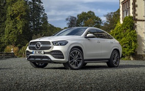 Автомобиль Mercedes-Benz GLE 400 D 4MATIC AMG Line Coupé 2020 года у дома