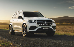 Белый стильный внедорожник Mercedes-Benz GLS 400 D 4MATIC AMG Line 2020 года