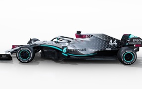 Гоночный автомобиль Mercedes-AMG F1 W11 EQ Performance 2020 года на белом фоне