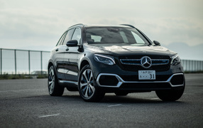 Черный автомобиль Mercedes-Benz GLC F-Cell 2021 года