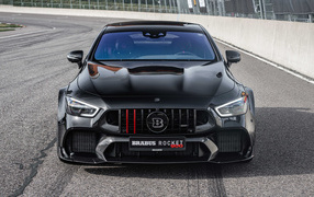 Черный автомобиль Brabus Rocket 900 One Of Ten Mercedes-AMG GT 63 S 4MATIC+ на дороге