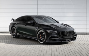Черный автомобиль  Mercedes-AMG GT 63 S 4MATIC+ 4-Door Coupé Inferno 2020 года у гаража