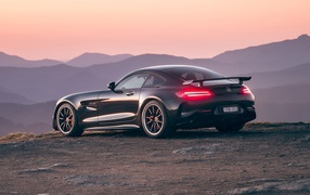 Черный автомобиль Mercedes-AMG GT R 2020 года на фоне гор 