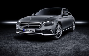 Серый автомобиль Mercedes-Benz E-Klasse 2020 года на черном фоне