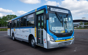 Городской пассажирский автобус Mercedes-Benz в городе