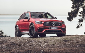 Красный автомобиль Mercedes-AMG GLC 63 S 4MATIC 2020 года у воды