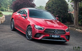 Красный автомобиль Mercedes-Benz E 300 AMG, 2021 года вид спереди