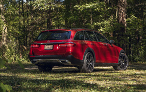 Красный автомобиль Mercedes-Benz E 450 4MATIC All-Terrain, 2021 года вид сзади